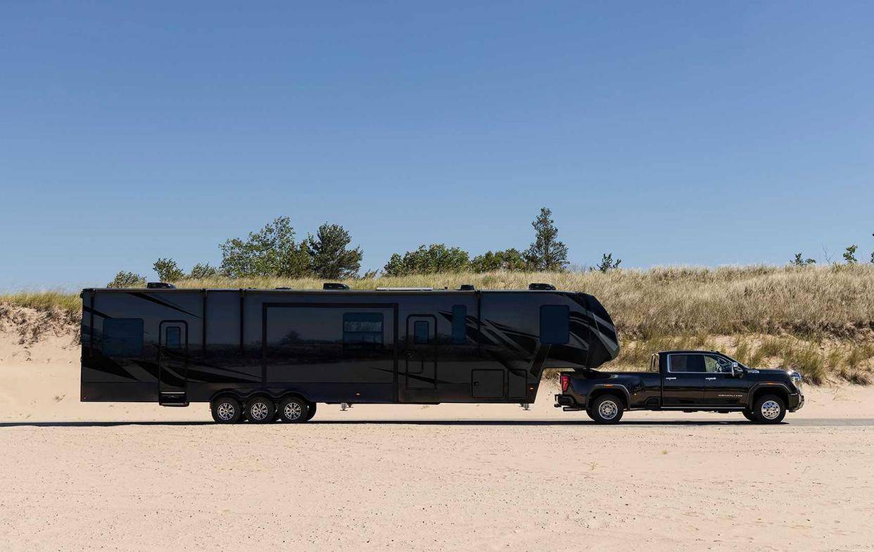 也同样具有豪华感和高级感,这款车型主要的定位是拖挂房车公路旅行