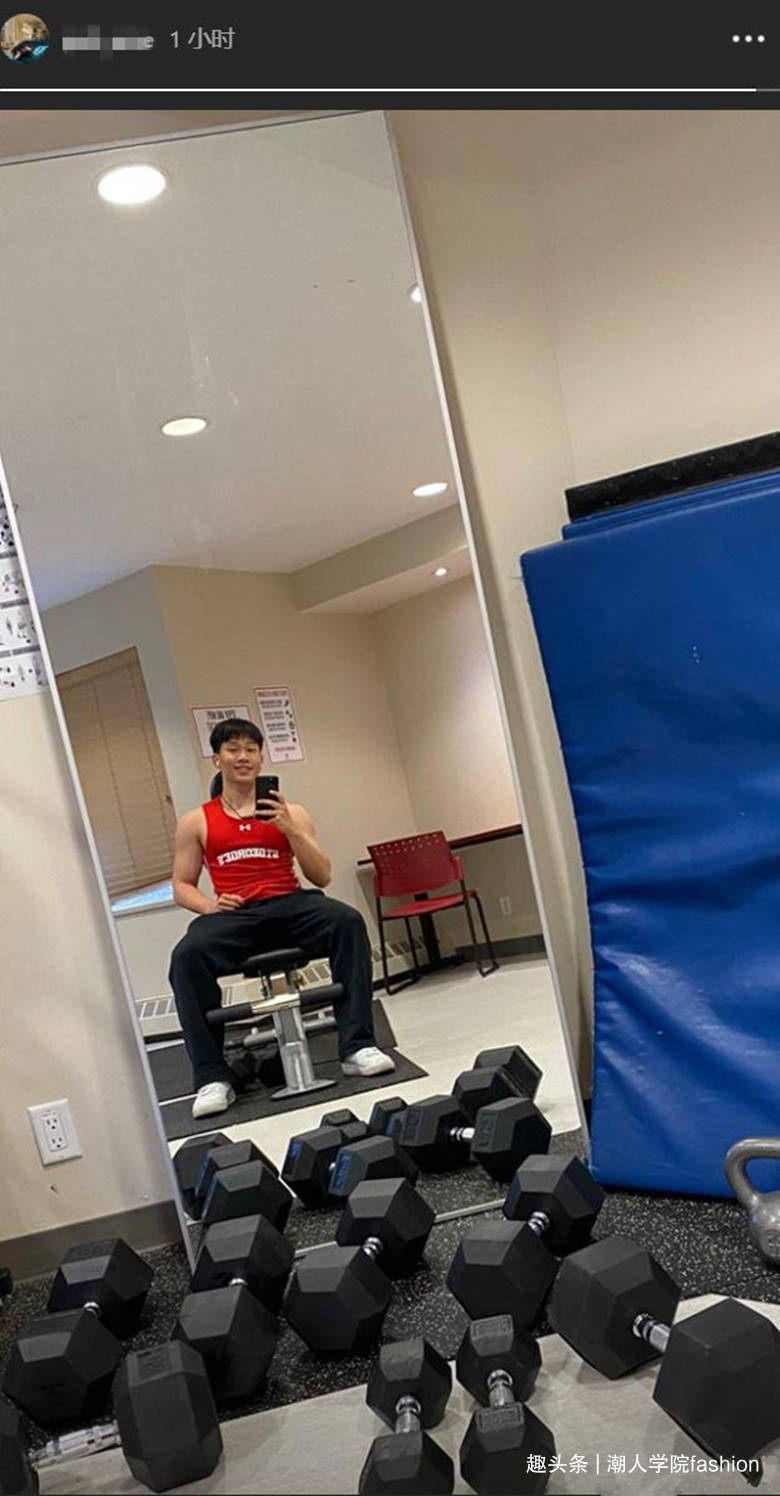 18岁陈尊佑身材魁梧肌肉结实,颜值陡升超帅气_李佳琦_健身房_黑色