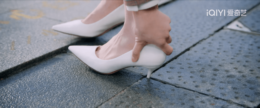 大到南星穿高跟鞋卡住不动,希望有人帮她一把的时候,他出现了.