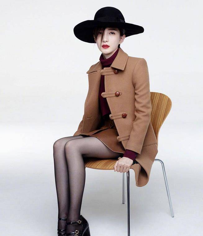 江疏影解锁杂志封面,尽显沉稳大气,诠释职场魅力穿搭,又美又飒_时尚