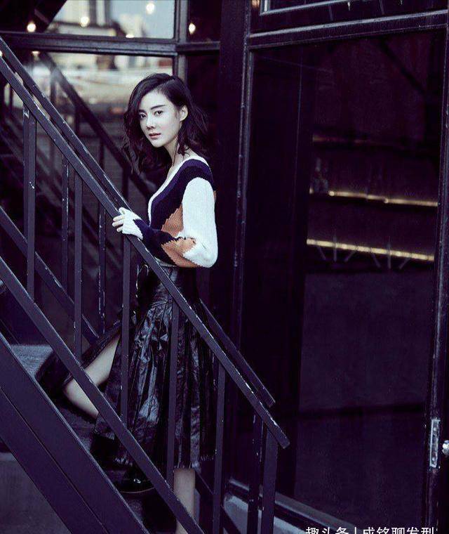 38岁车晓气场足,白衬衣配红色长裤超优雅,短发更显清新干练_女生_服装