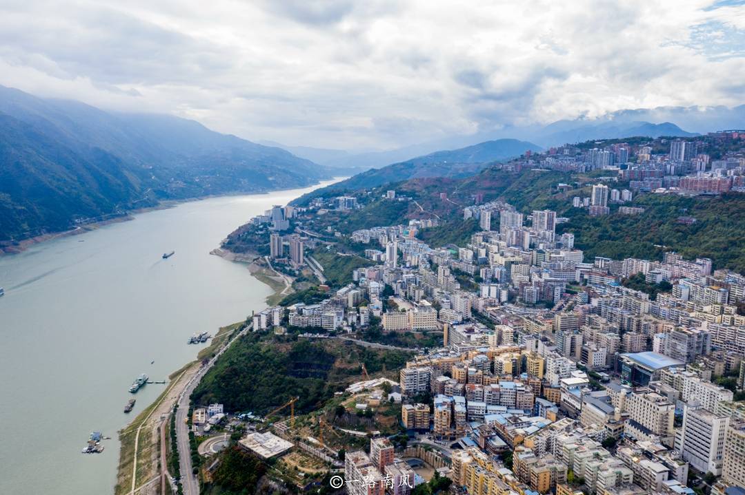 重庆和湖北交界处有个巫山县,县城每栋楼都有江景房,走路像爬山_滨江