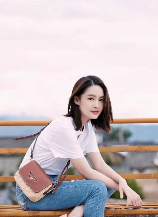 李沁太仙了,简单白t配牛仔裤,也能穿得清丽脱俗,一般人学不来_时尚