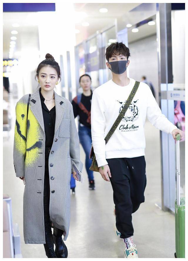徐璐张铭恩现身机场,同穿休闲格子装,徐璐搭长款大衣气场强!