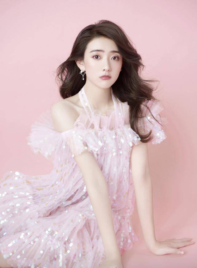 梁洁也想凭衣品圈粉?