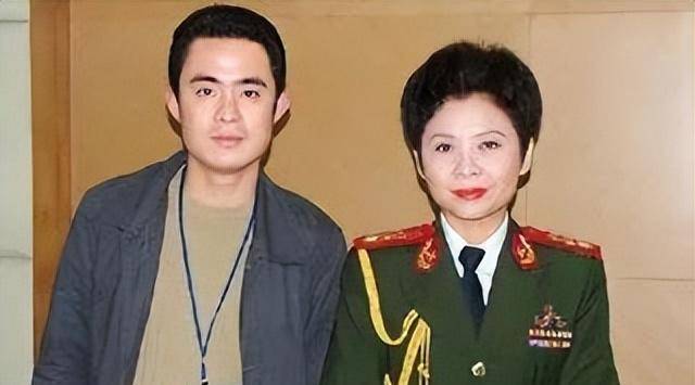 从"家喻户晓"到"跌落神坛",董文华经历了什么?_张楠_部队_演出