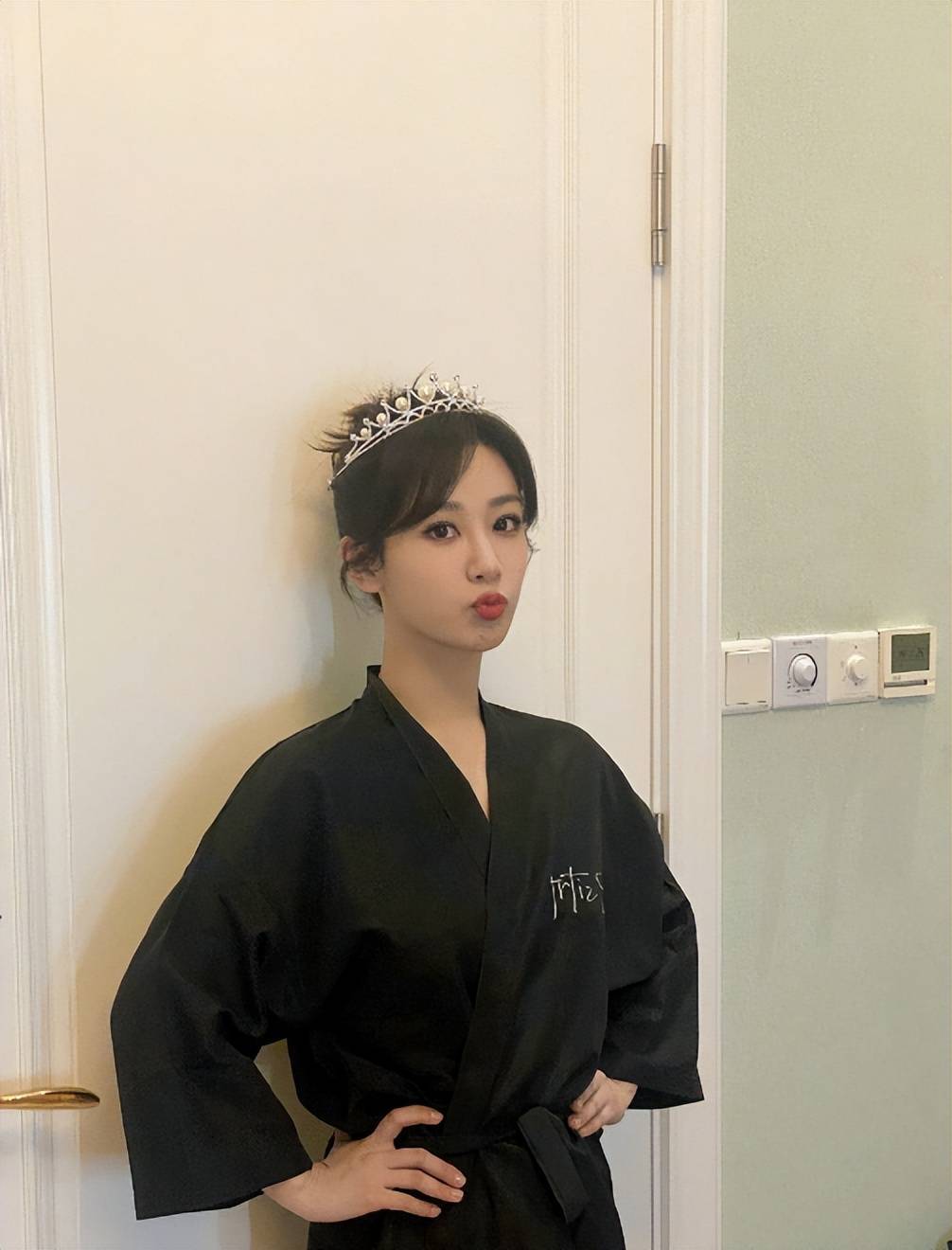 杨紫珍珠皇冠造型,对镜比心,有女王范儿又有公主气质_文案_长相_台词