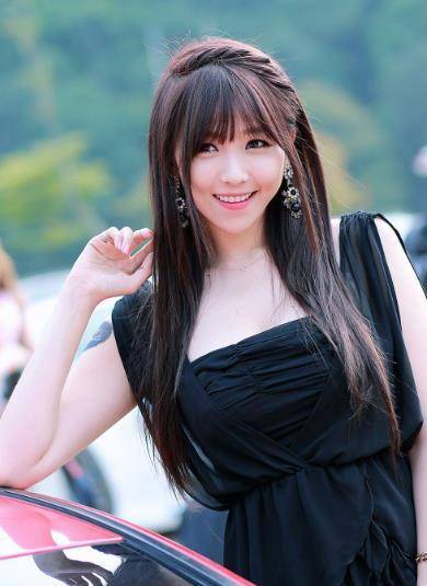 比赛场上的举牌女郎,高颜值身材火辣,为了好身材坚持运动_李恩惠_选手