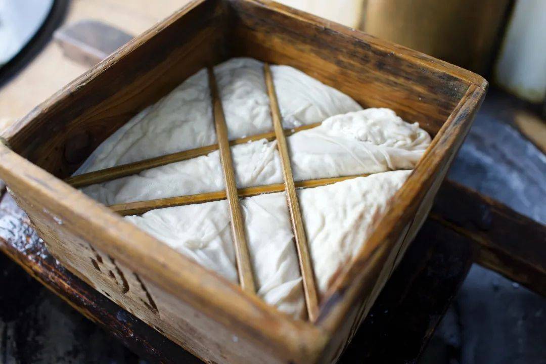 制作白水洋豆腐的模具摄影/宋海风制作豆腐是一个技术活,更是一件力气