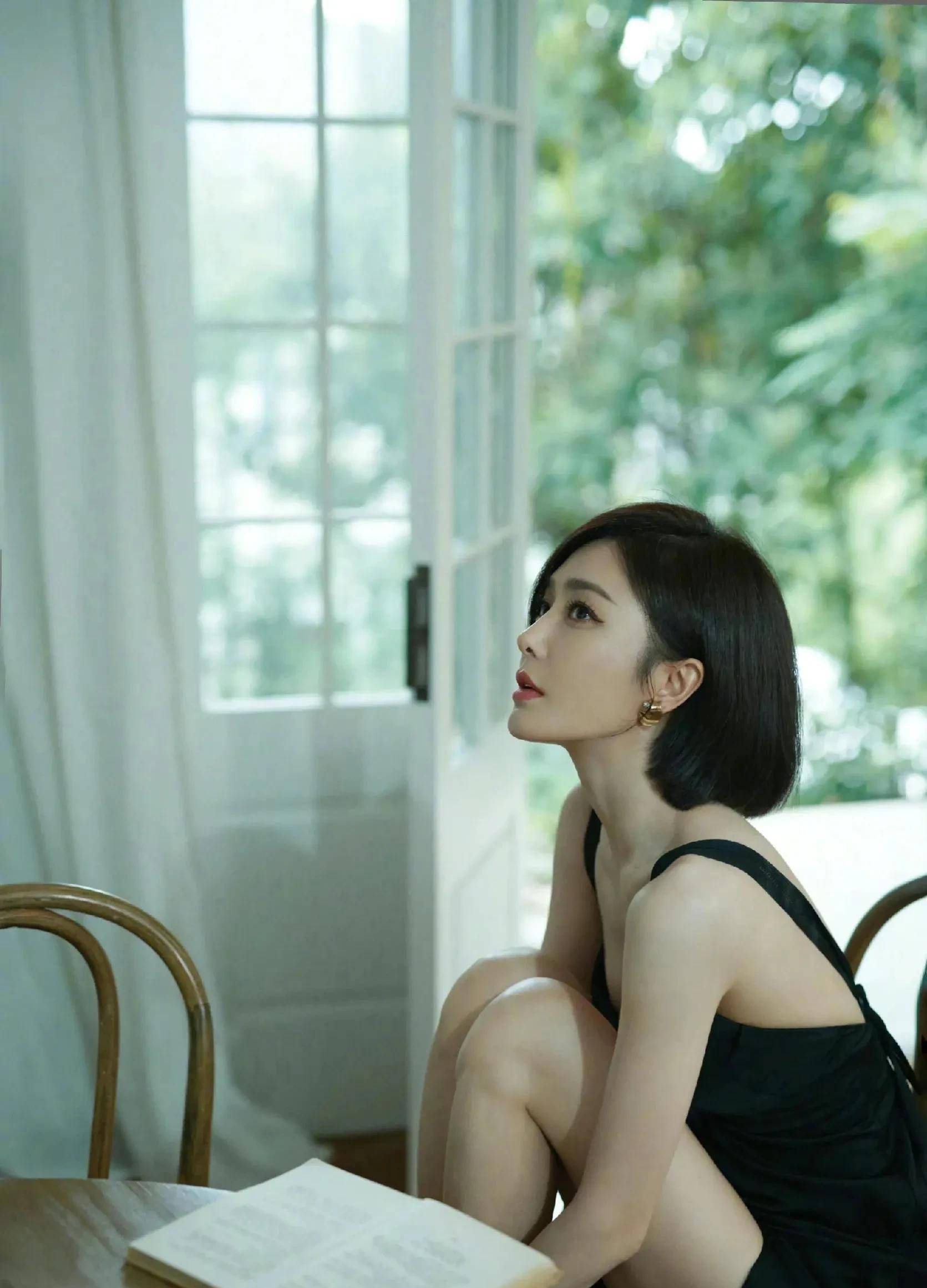 秦岚深夜发写真照片,气质忧郁唯美,网友纷纷惊呼:内娱顶级神颜_微微