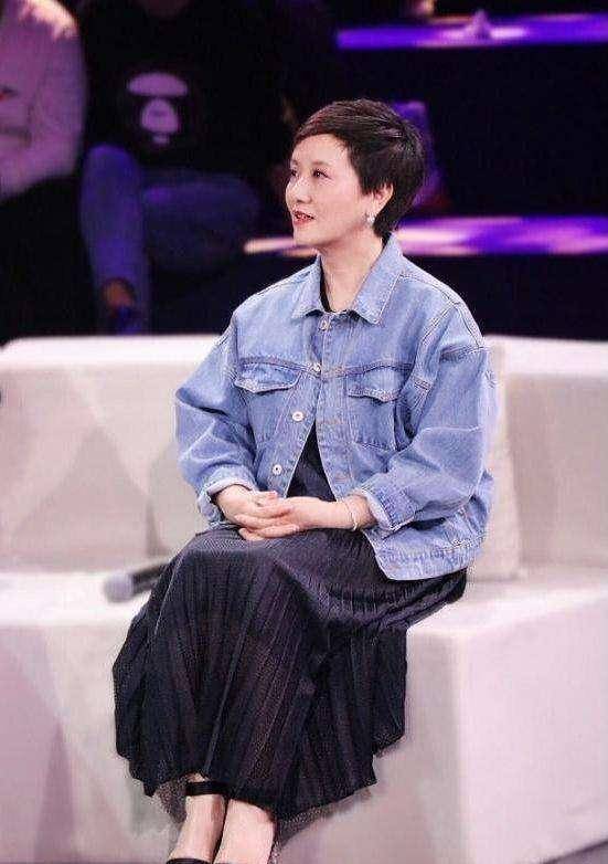 52岁陈红也变老发福,穿印花裙搭宝石难掩土气,越长越像倪萍_邓婕_黑色