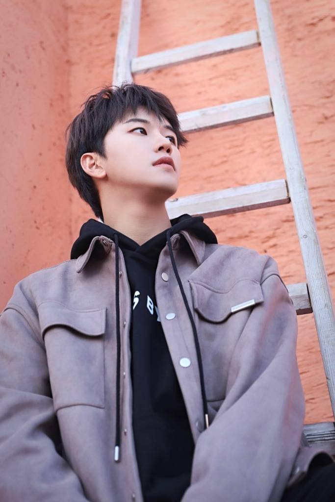 陆思恒初秋暖系写真发布 留刘海满满少年感_陆思恒_写真_刘海