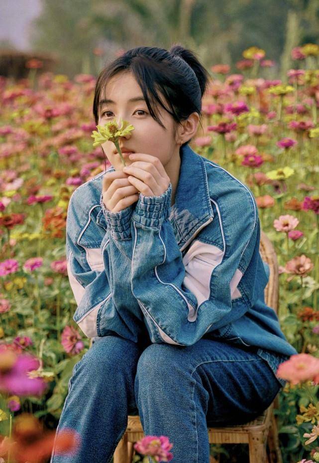 张子枫庆祝19岁生日,剪短发模样像男孩子,穿花衬衫也有可爱一面_照片
