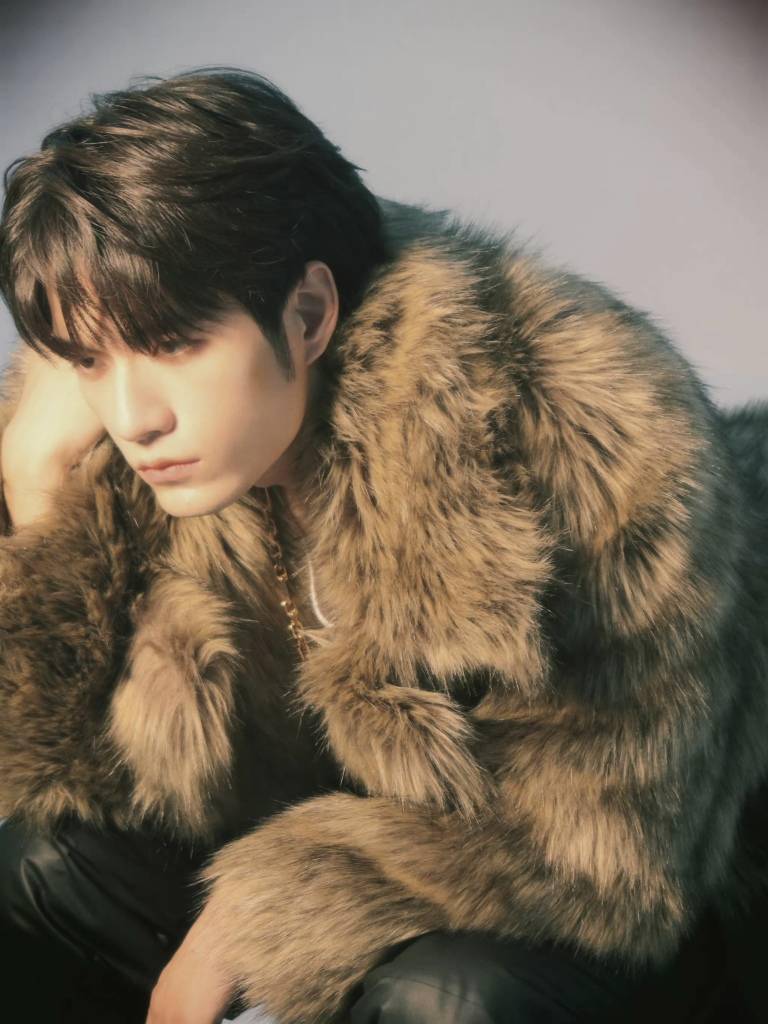 张颜齐秋日氛围感写真释出 穿皮草大衣显奢华贵气_张颜_写真_氛围