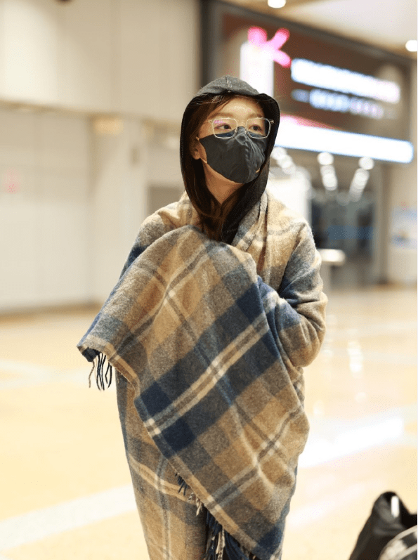 周冬雨刘昊然好甜,佩戴同款眼镜,使用情侣款行李箱,越爱越高调_网友