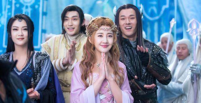 不过更魔幻的是,陈欣予不止和张雨剑合作过,还和吴倩一起出演过《何以