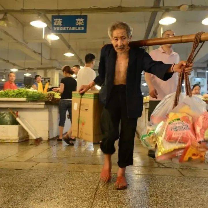 超94%老人仍在养育孙辈？选择退而不休，黄金30年如何过得体面？_社会研究院_中国_王振耀