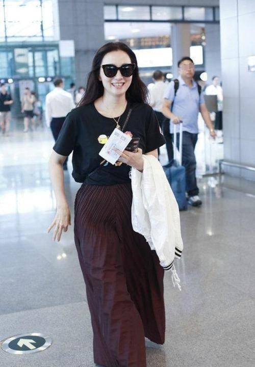 这才是陶虹的真素颜,满脸尽是皱纹,肚子还胀鼓鼓的!_保养_沧桑_感觉