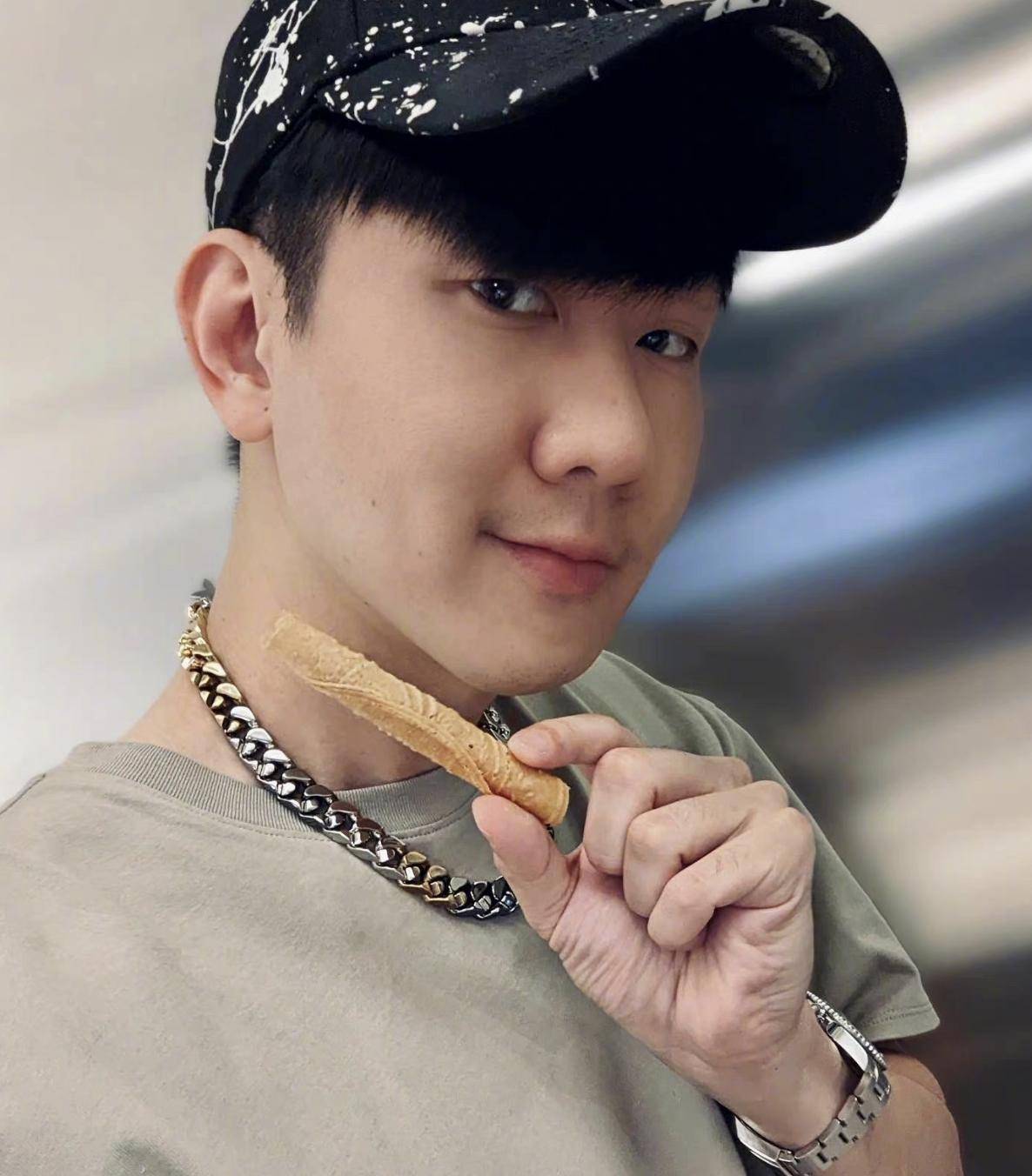 怒打汪小菲,擦边林俊杰,牵扯梁静茹,这对夫妇为啥总在八卦中心_陈建州