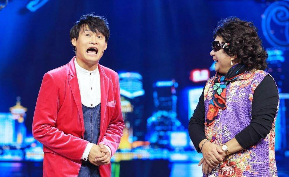 小沈龙得罪师傅女儿,到刘老根大舞台拍视频道歉,被众师兄弟怒斥_球球