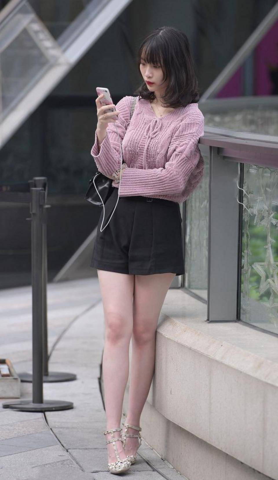 夏日冷酷风穿搭,气质靓丽的时尚美女,设计感十足