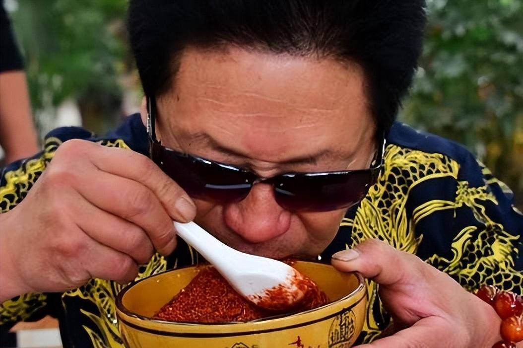 中国辣王李永志,每天5斤辣椒配白酒大蒜,吃32颗魔鬼辣椒破纪录_母亲