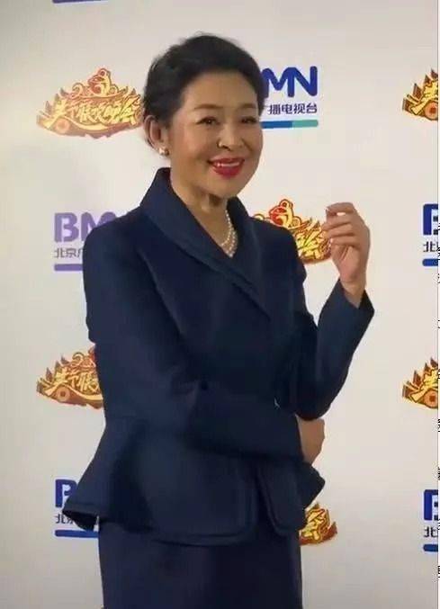 倪萍老了还瘦出尖下巴,干瘪身材就是个老太婆,皮肤状态倒真实!