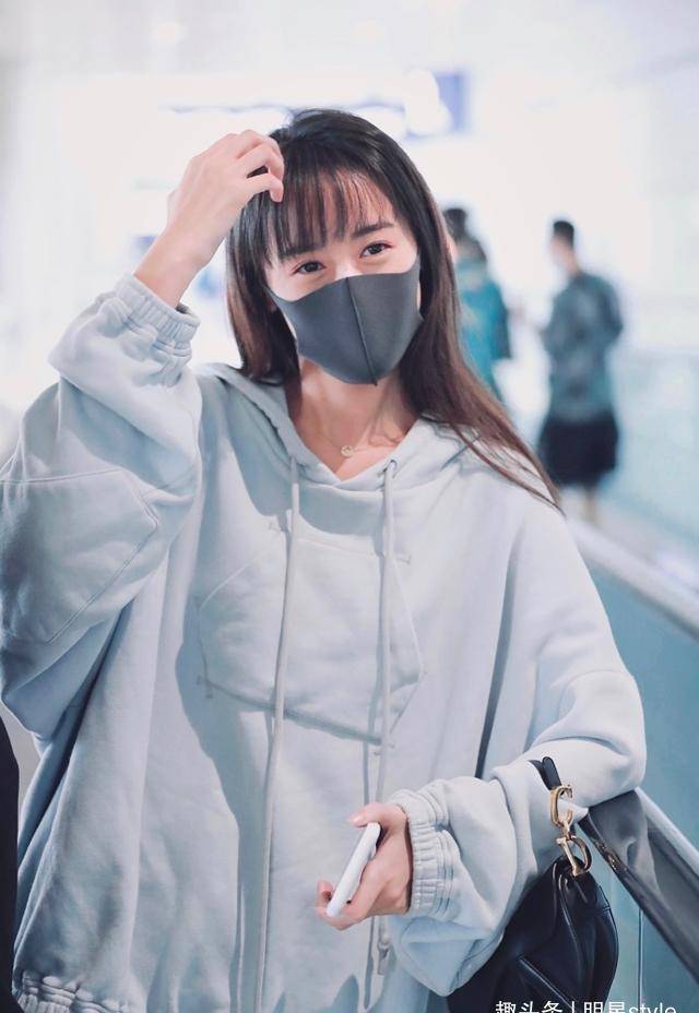 袁冰妍太显美,"烂大街"卫衣穿出高级感,俏皮可爱,不愧是璇玑
