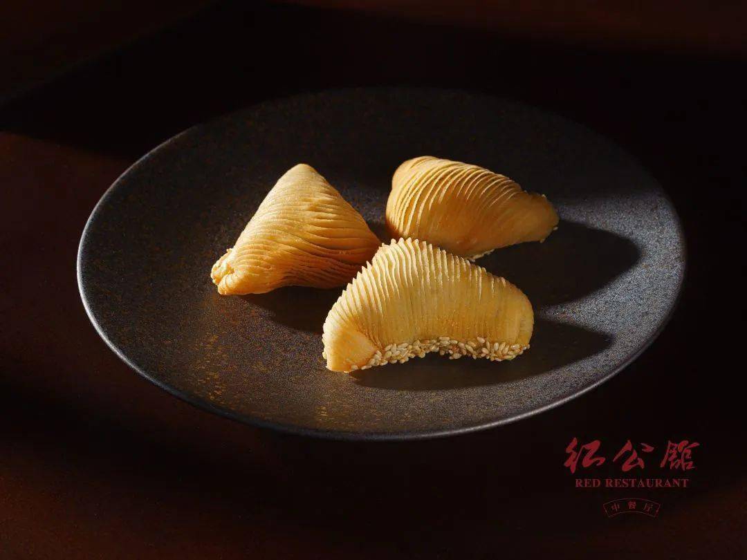 酥脆的点心外壳,芝麻包裹在外壳上,里面是黑椒和牛的馅料,咬上一口,咸