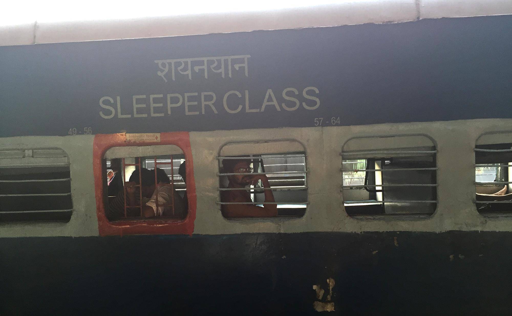 实拍印度火车卧铺，有插排有镜子干净整洁，跟你想象的或许不一样