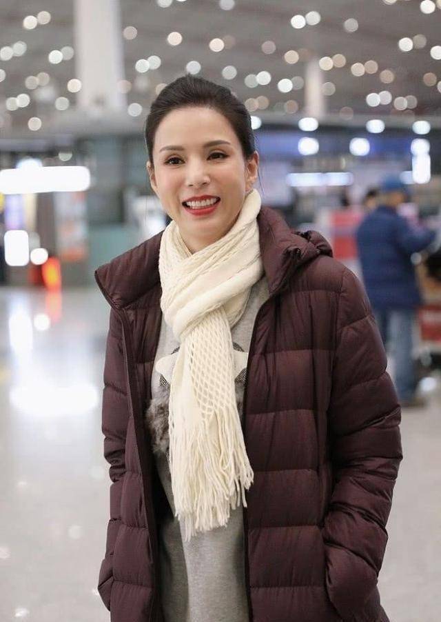 李若彤不愿承认老,穿的比年轻人还时髦,但脸上状态是装不了的!