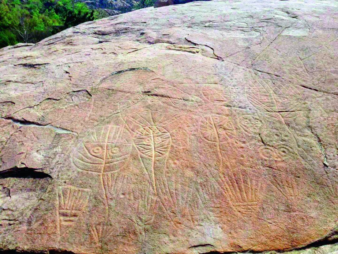 将军崖岩画将军崖岩画"东方天书"景区天人合一,人和自然和谐相处是