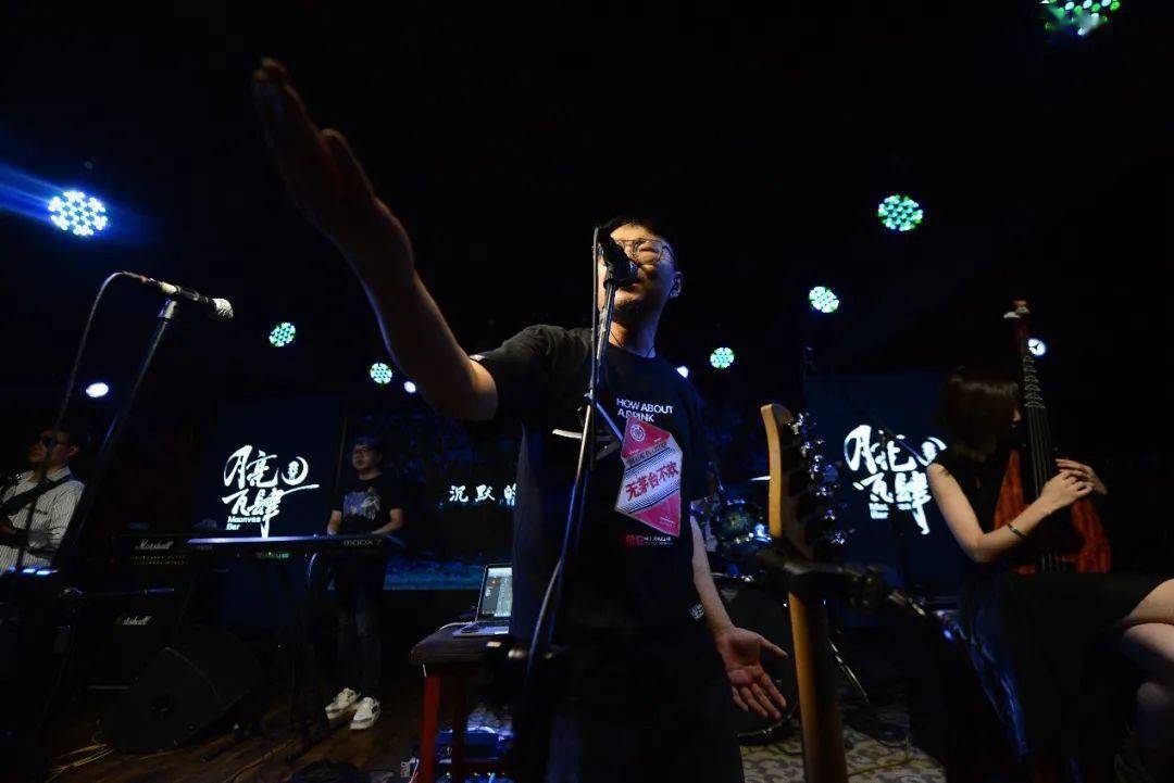 玲子二胡:小隆 吉他:马立贝斯:唐超 键盘:沫沫主唱/鼓手:李昶pipa