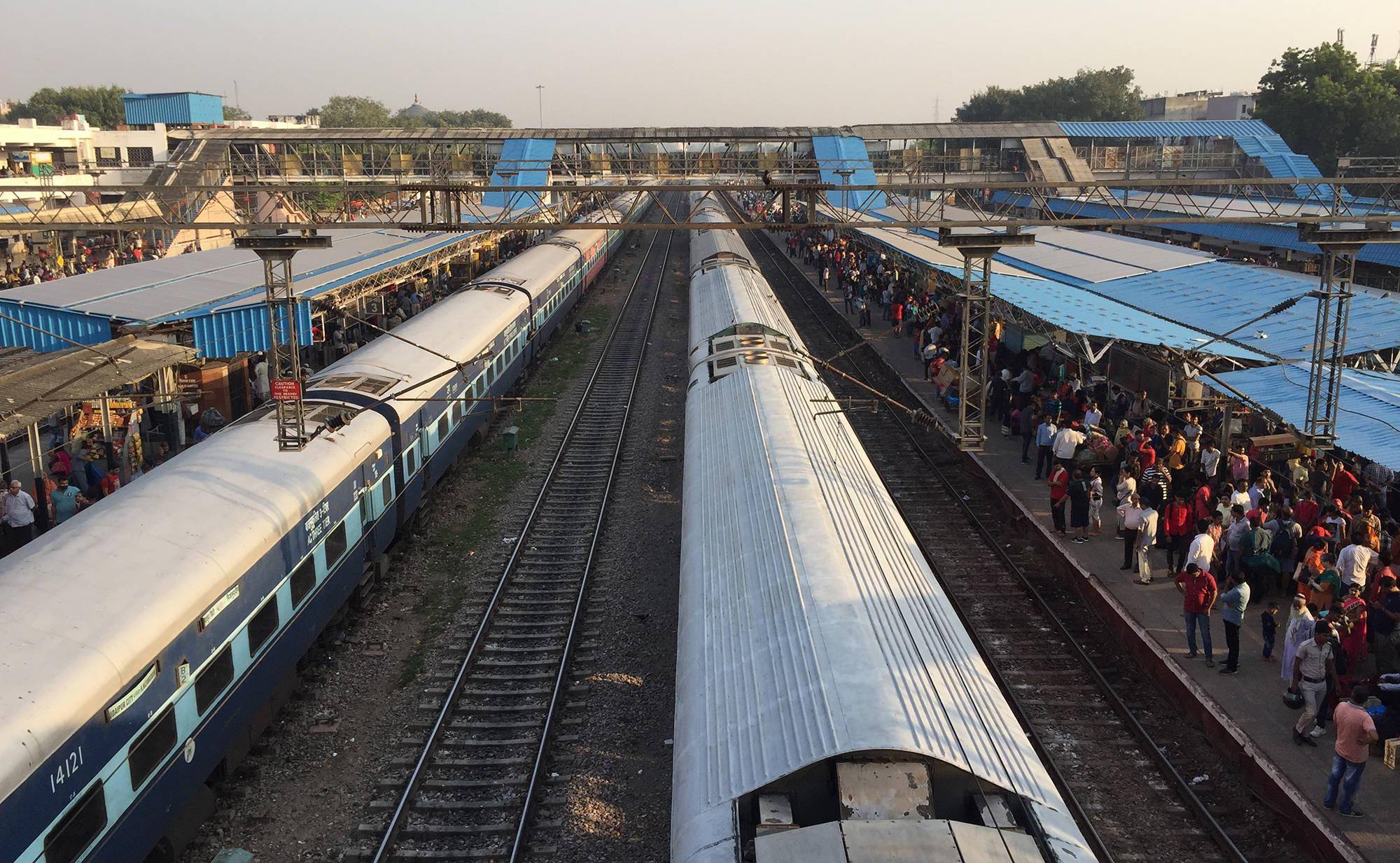 实拍印度首都德里火车站，坐火车的人超多，大家看看差距有多大？