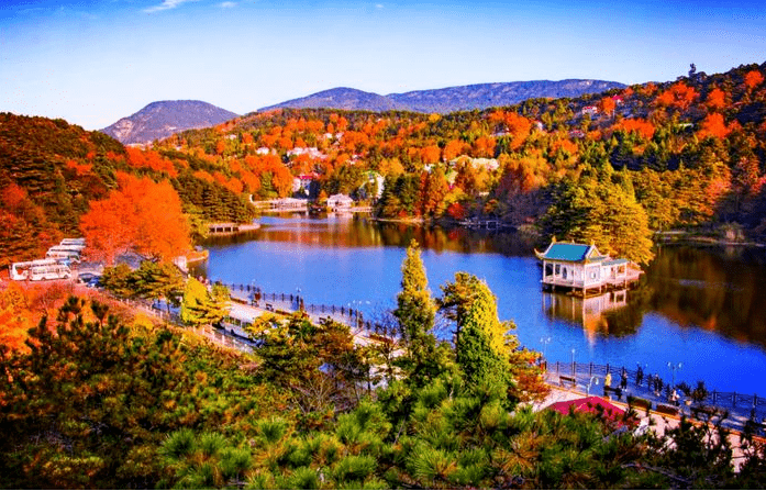 庐山秋天更是色彩斑斓,美不胜收.