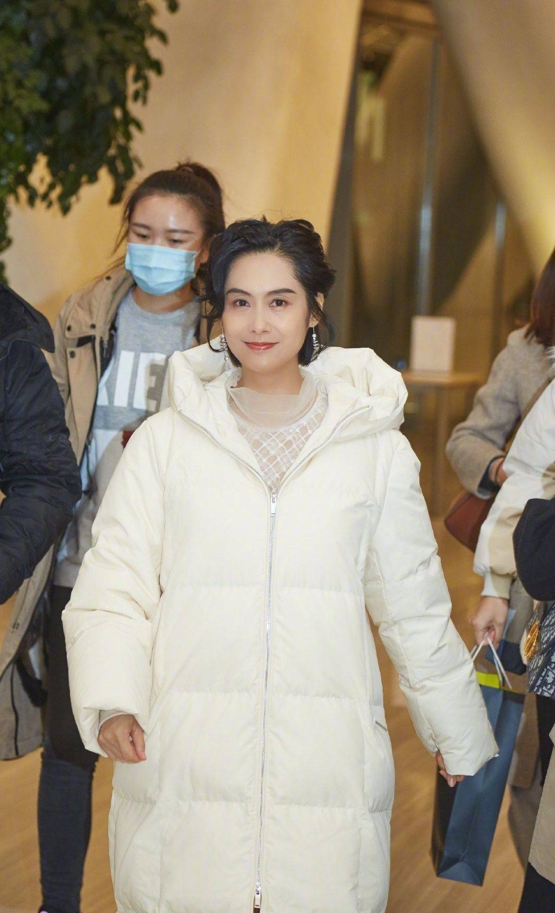 朱茵打扮的再仙女,也得承认自己老了,在人群中她真的太矮了!