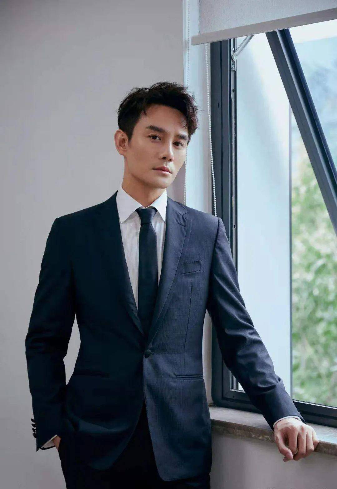 9位穿西装好看的男明星:肖战帅气,靳东成熟,梁朝伟绅士十足_王凯_气质