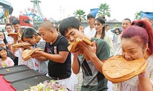 农村人：给我来几个实惠一点的月饼；城里人：包拆太差劲了，不要