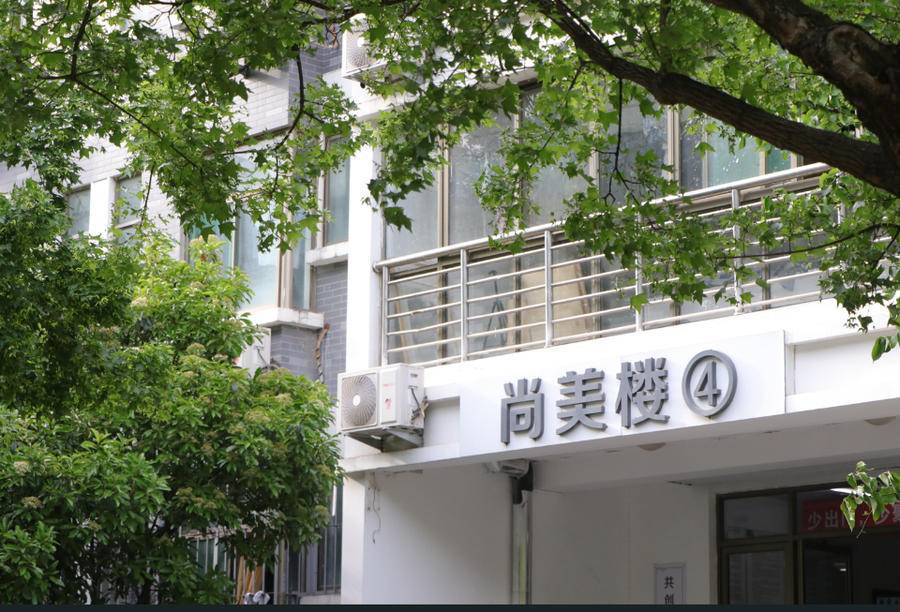 寻找山东最美大学￨山东青年政治学院刘晓华：《在光影中》