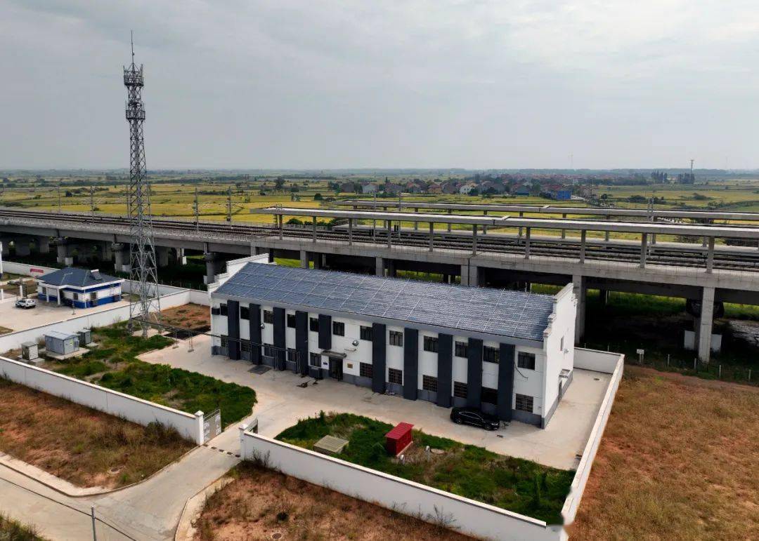 实行两班制分别为1名站长和2名应急值守人员黄梅南站只有职工3人孔垄