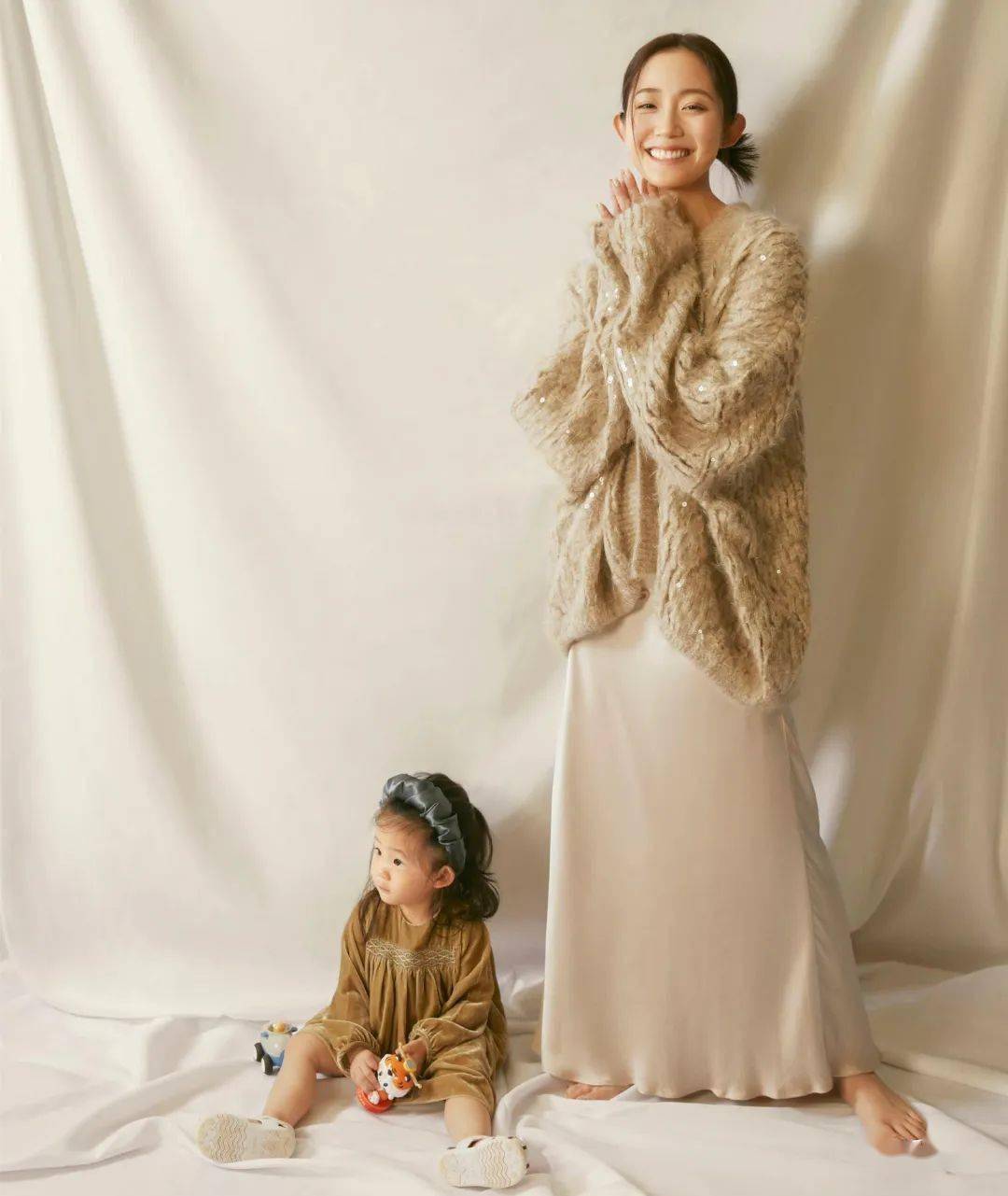 54岁音乐家搂4岁儿子尽显父爱,小25岁娇妻颜值高过明星_三宝_妈妈