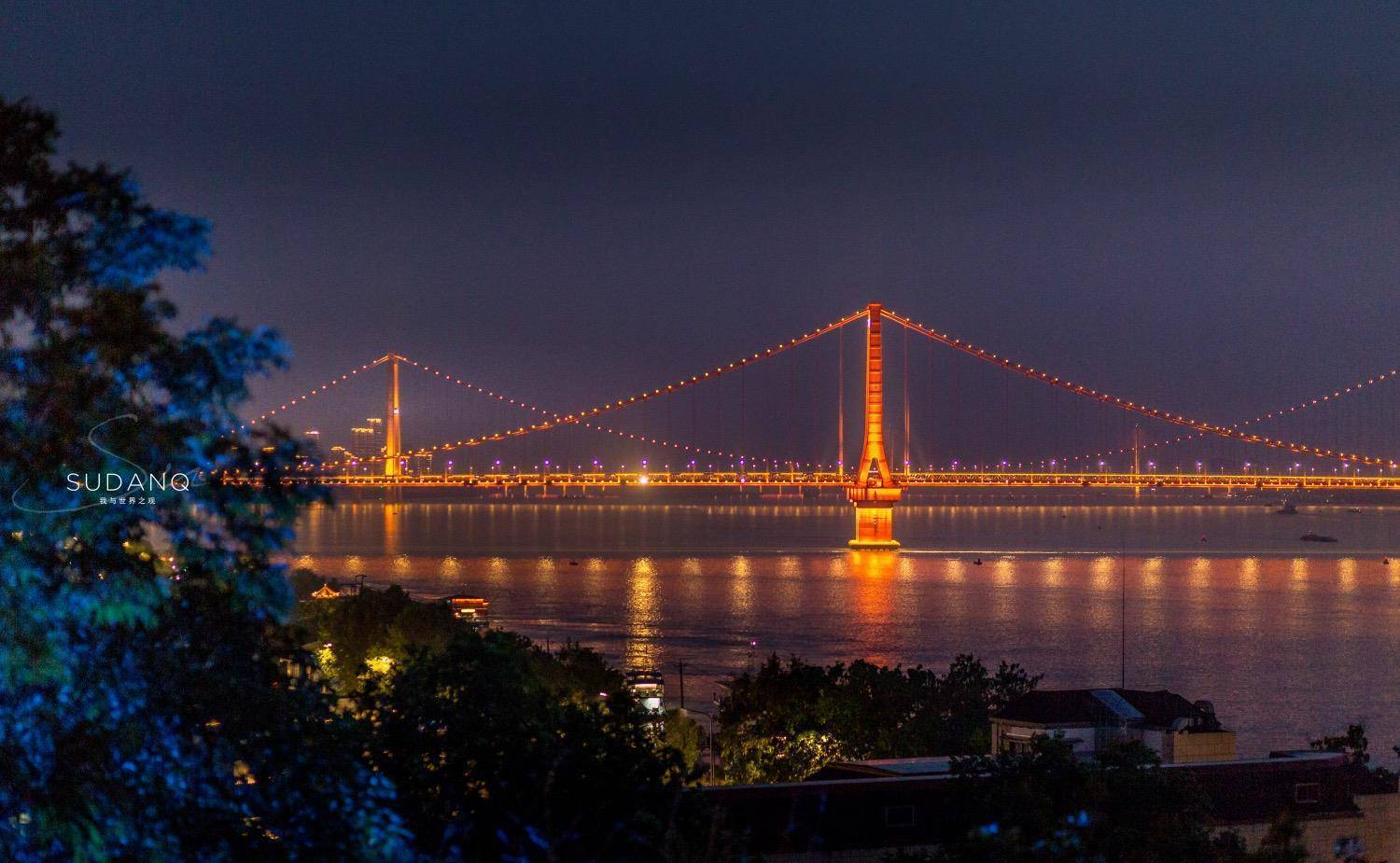 它是万里长江上的第一座大桥,是武汉最美的夜景之一,令人骄傲_城市