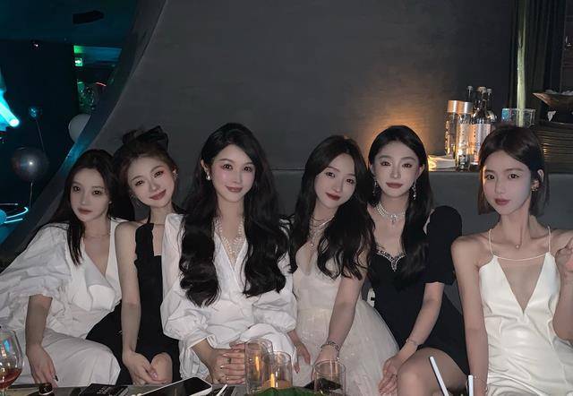 王思聪女友晒闺蜜合照,6人共用一张脸,网友:傻傻分不清_慎婕_照片