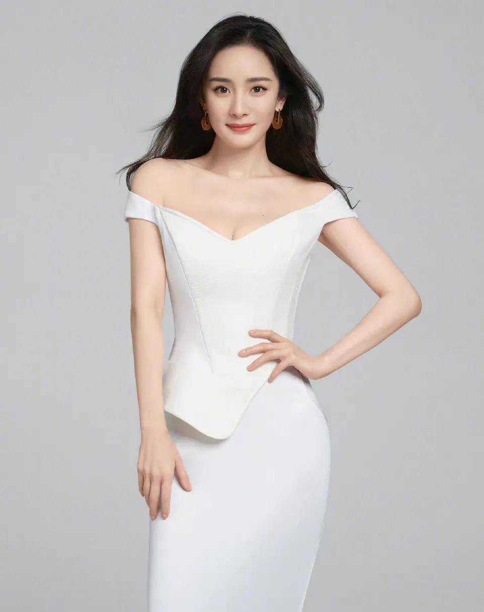 杨幂白色露肩长裙大片_照片_工作日_龚俊