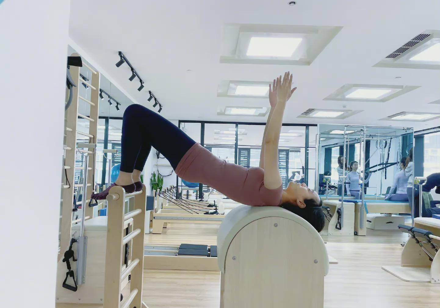 朱丹晒健身照,穿紧身瑜伽衣身材并不纤细,但没赘肉健康有活力!