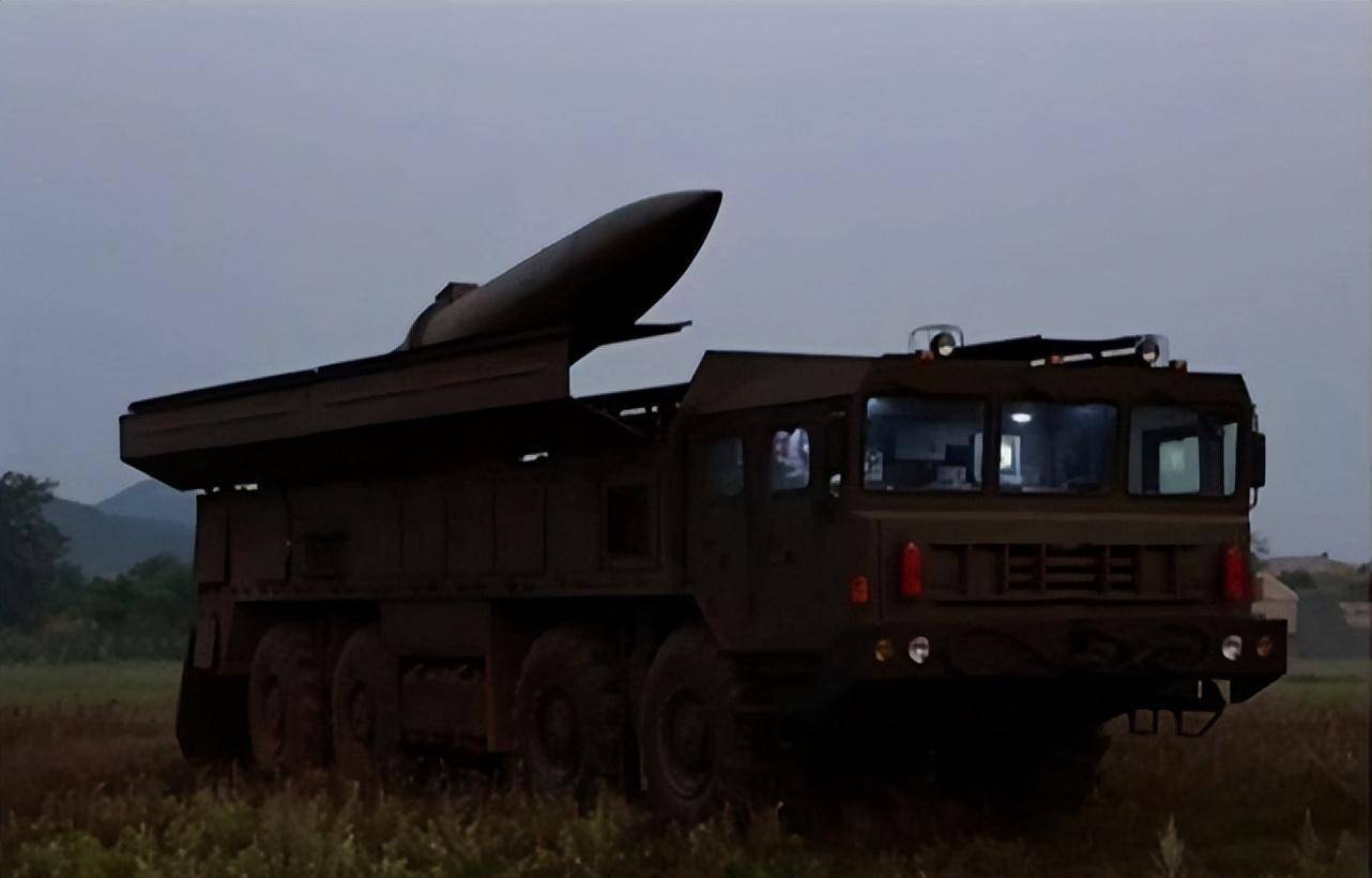 新版本的kn-23在弹体头部位置有一个明显的收窄,导弹长7.3米,直径0.