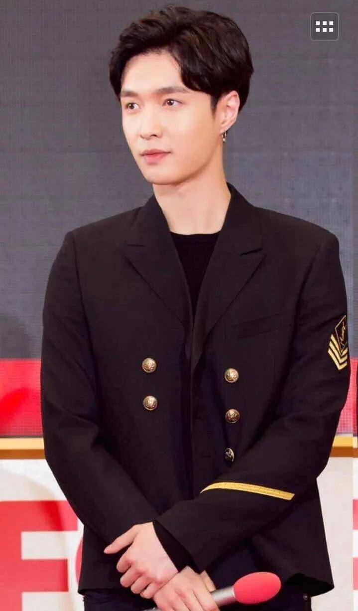 张艺兴娱乐圈的制服高手!_气质_标准_感觉