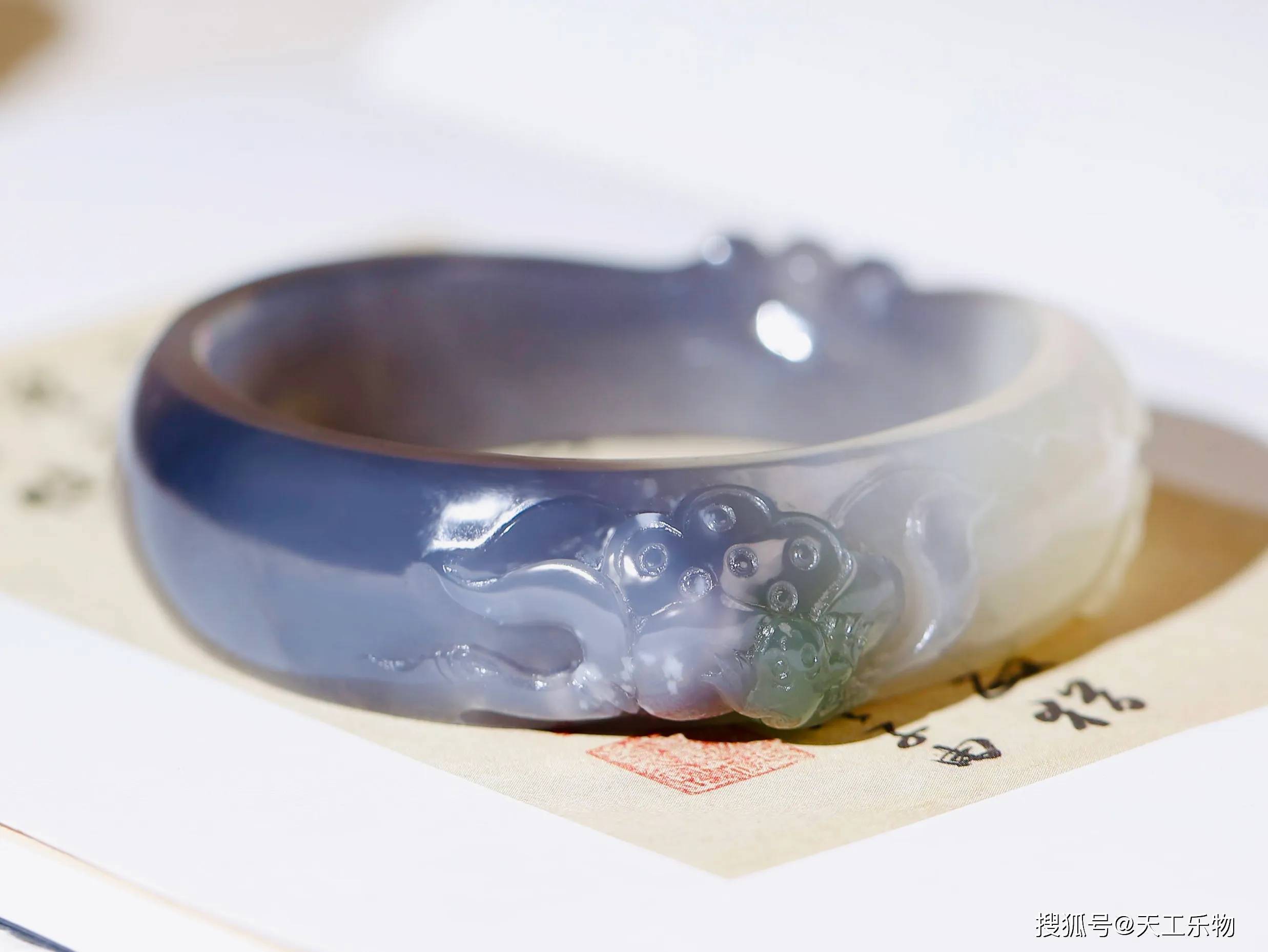 和田玉烟紫翠青三色手镯！青海料新老坑差距有多大？_搜狐网