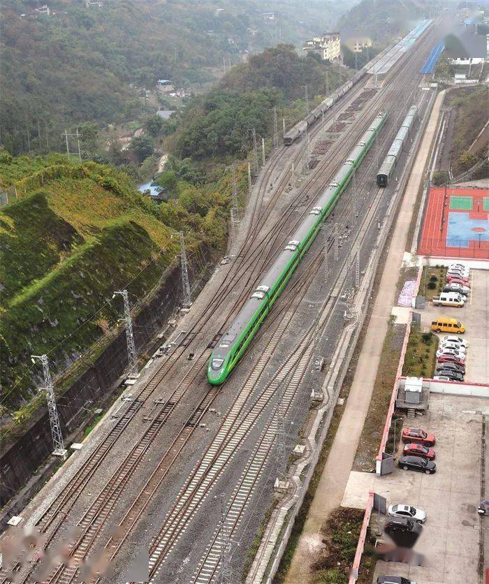 渝怀二线开通后,"绿巨人"动车组行驶在渝怀铁路涪陵段.
