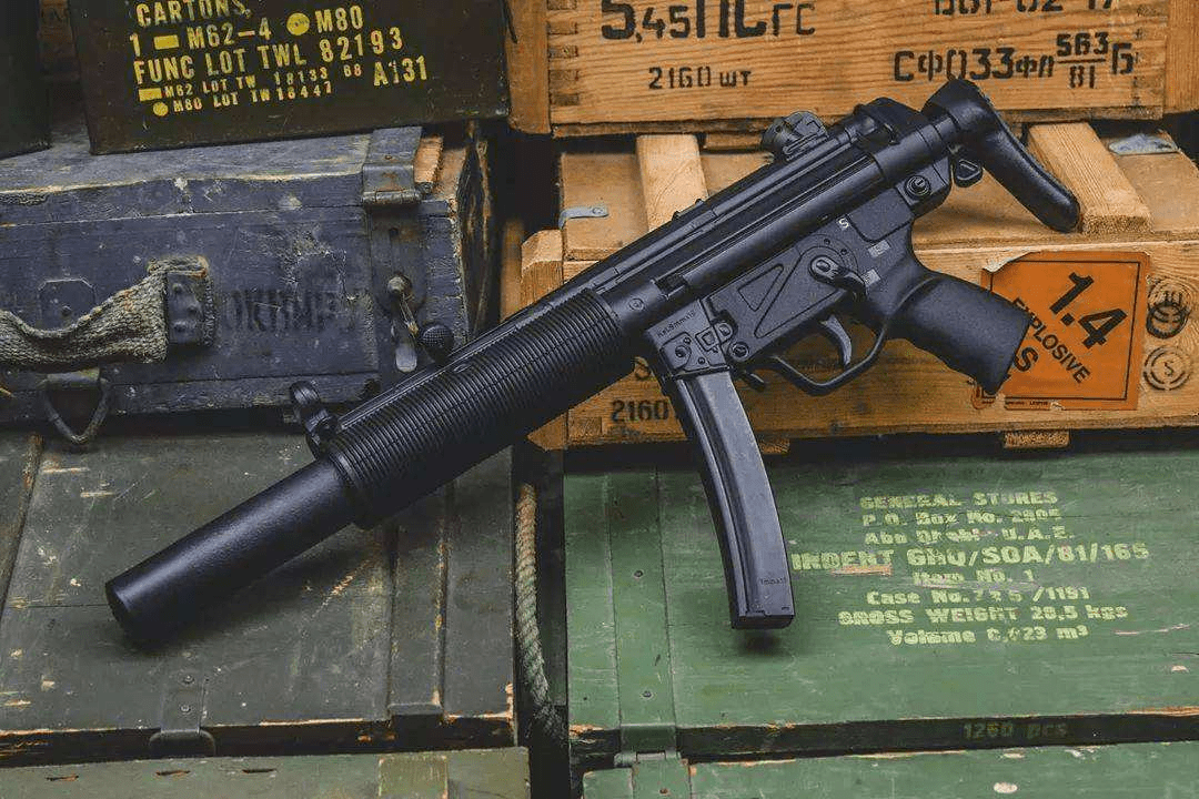 如果一个人被狼群包围,拥有冲锋枪和无限子弹,能否生存下来呢?